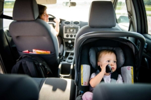 Babyschalen können als Reboardersitze auch auf den Beifahrersitz, allerdings muss der Airbag deaktiviert sein 